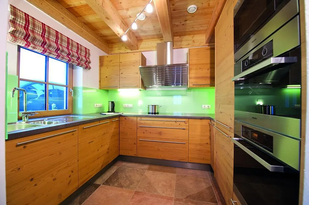 Wallegg Lodge - Alpine Premium Chalet - Ski In-Ski Out - Real Alpine Location Saalbach